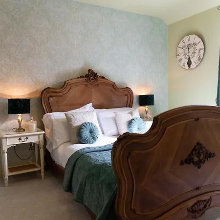 Seasons בית הארחה