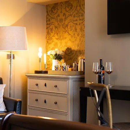 Seasons בית הארחה