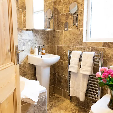 Seasons בית הארחה 5*