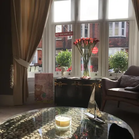 Seasons בית הארחה 5*